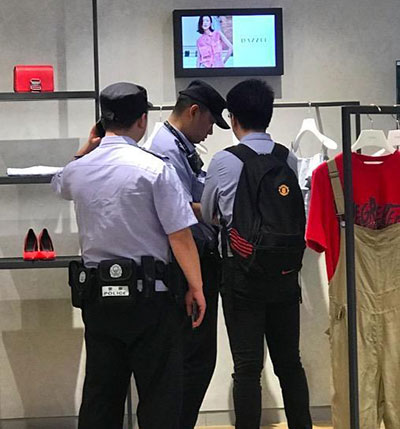 警方对涉案男子进行询问